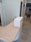 mostrafor-con-curva-lacado-blanco-con tapa-de madera 1